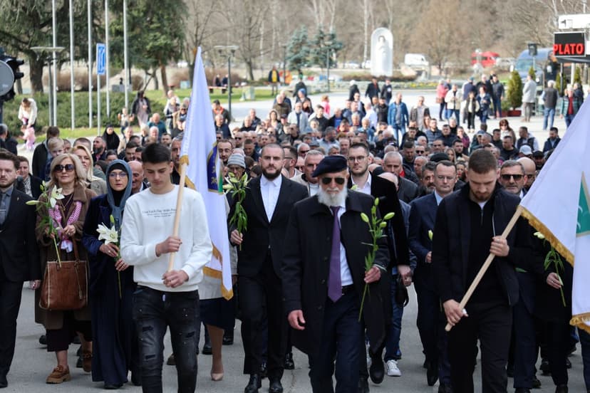 Ministar Zukorlić na komemorativnoj šetnji “Štrpci bez mezara” u Prijepolju – Podneo inicijativu za reparaciju i položio ljiljane na spomen-obeležju